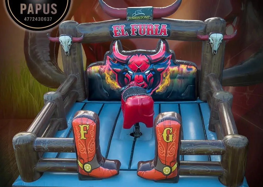 El Furia, toro mecánico rojo con arco vaquero