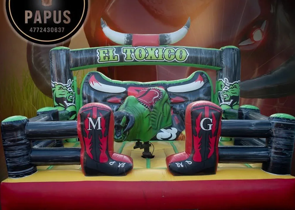 El Tóxico, toro mecánico verde con botas decorativas